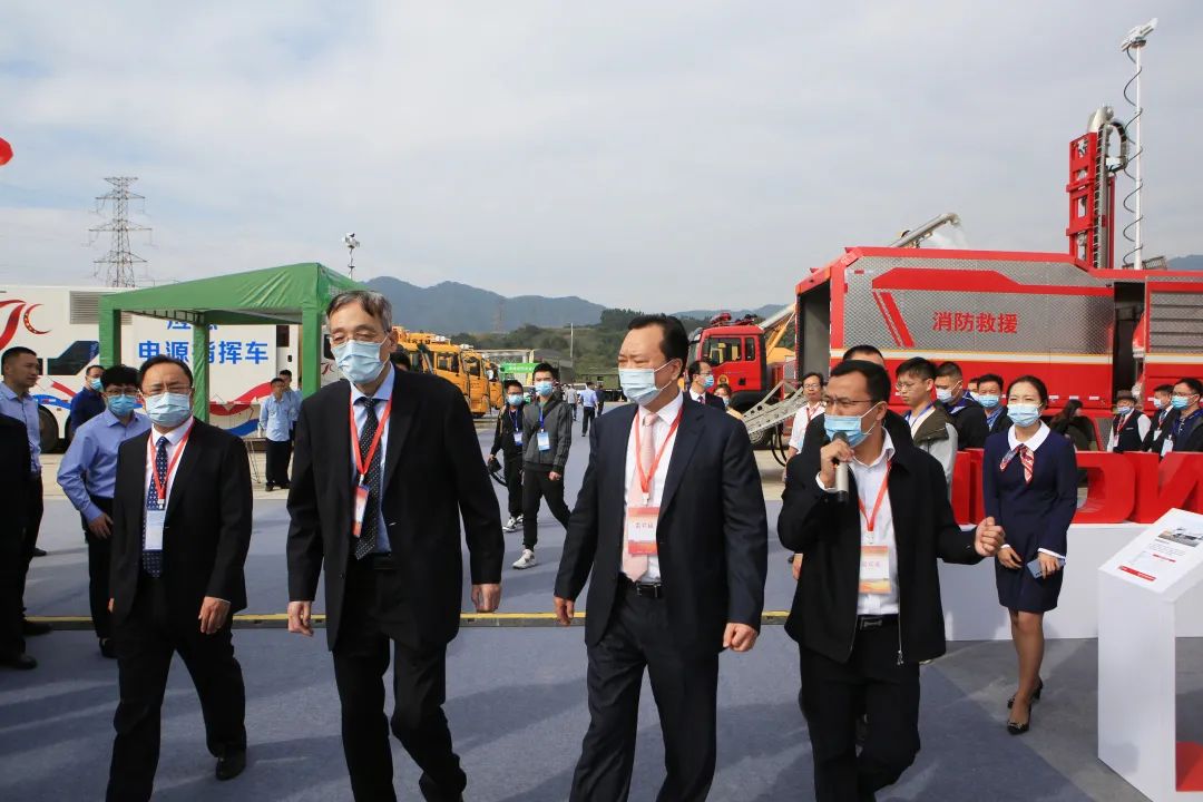 The leaders are visiting the exhibition