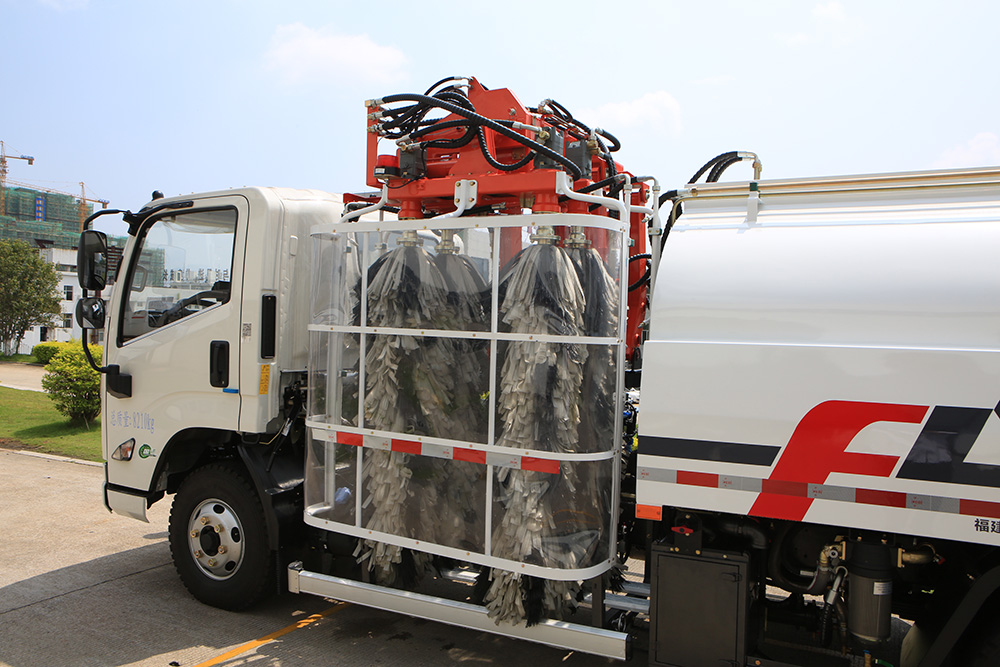 Double-sided Guardrail Cleaning Truck