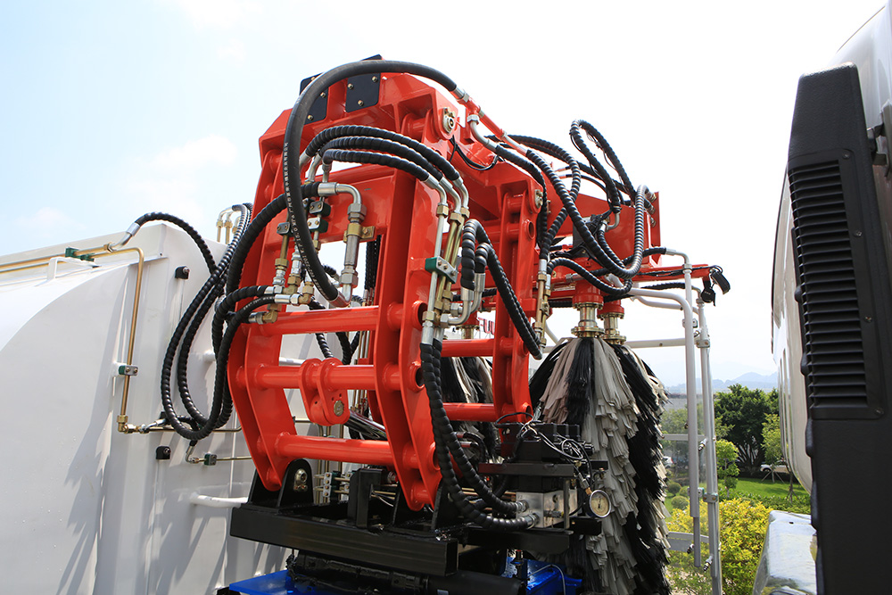 Double-sided Guardrail Cleaning Truck