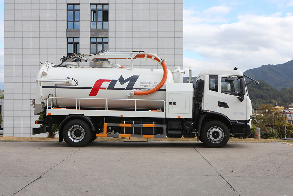 sewage suction truck