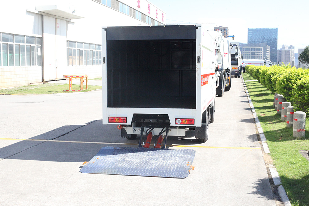 Camion de transfert de poubelle