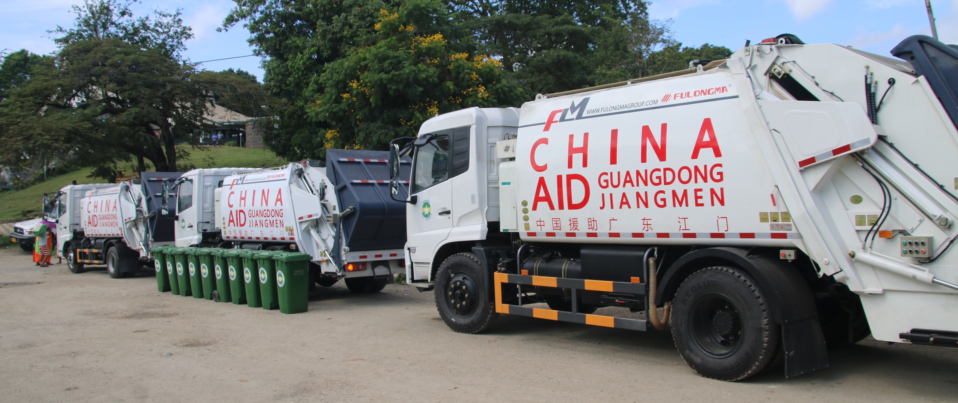 جمهورية الصين الشعبية تتبرع بثلاث شاحنات قمامة من فولونغما و 200 حاوية إلى HCC.