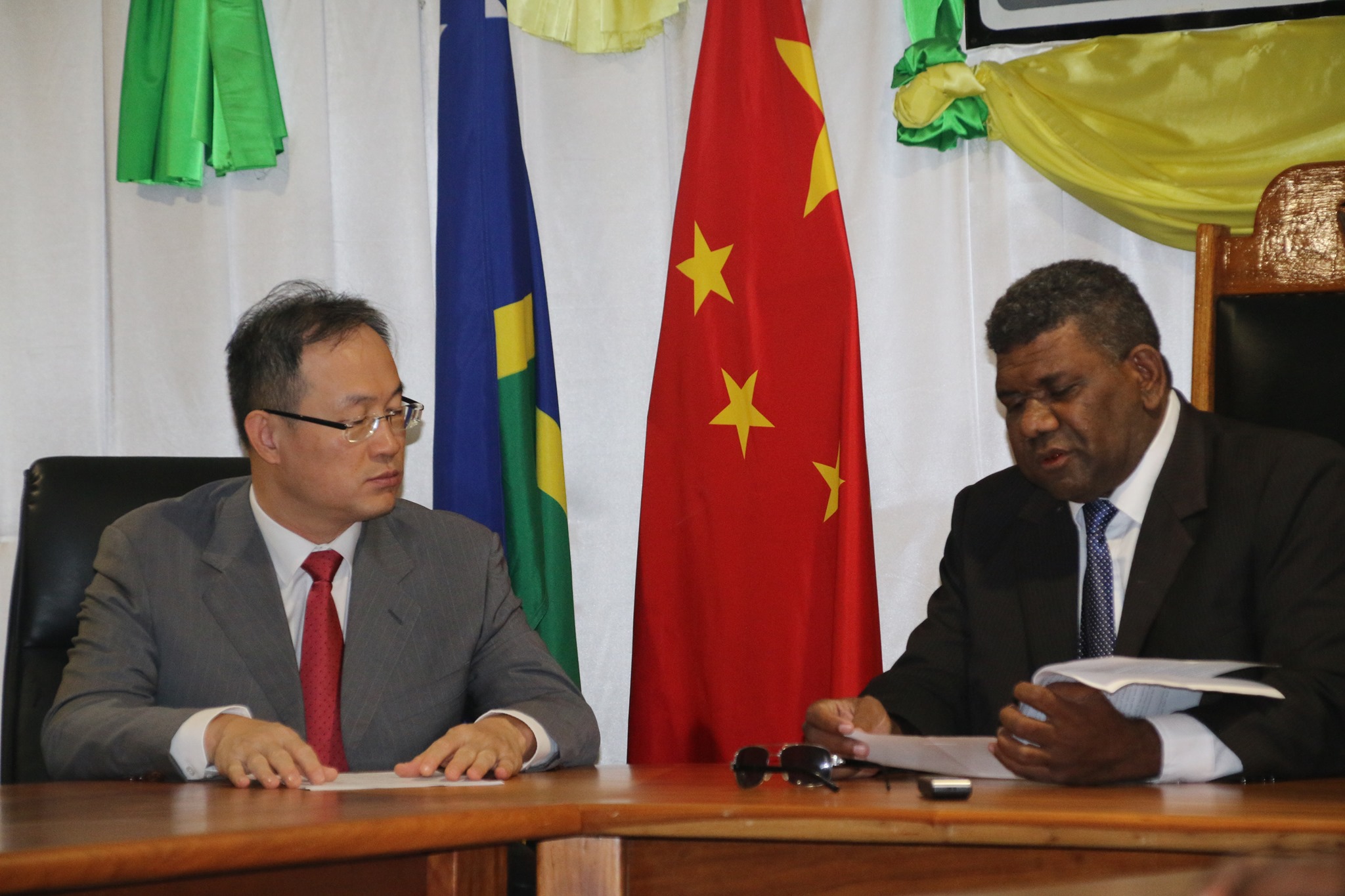 The Honiara City Council has taken delivery of three FULONGMA new garbage truck and 200 garbage bins.