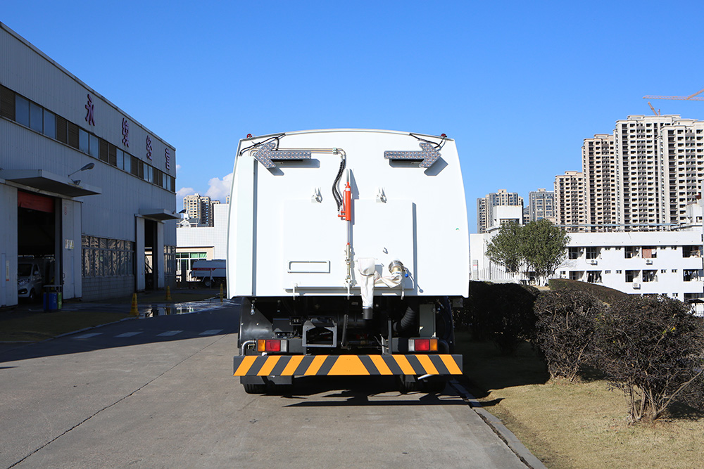 Camion de lavage et de balayage