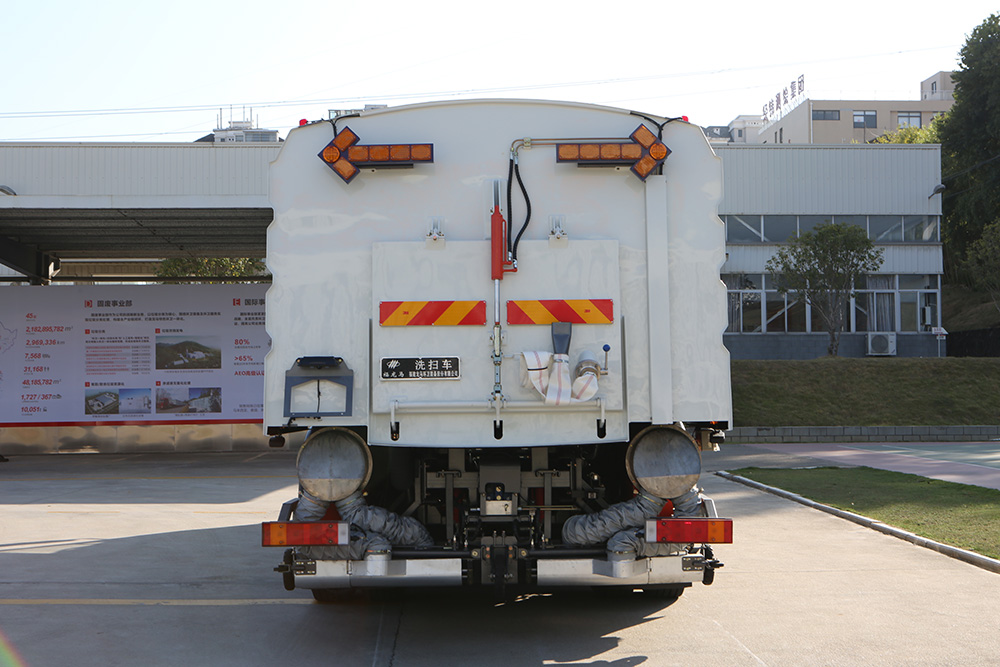 camion de lavage et de balayage