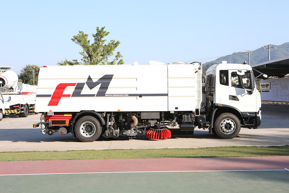 camion de lavage et de balayage