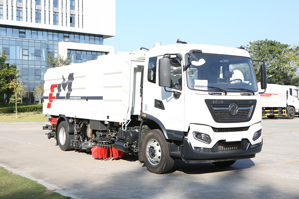 camion de lavage et de balayage