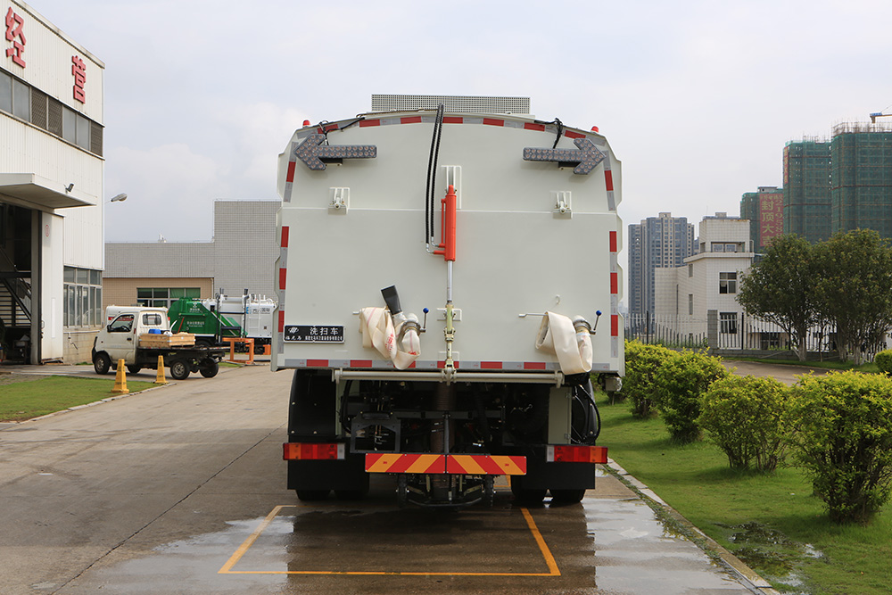 highway washing and sweeping vehicle