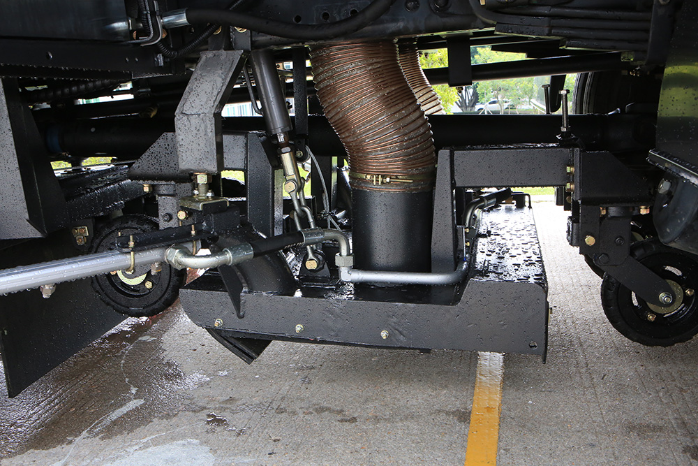 véhicule de lavage et de balayage d'autoroute