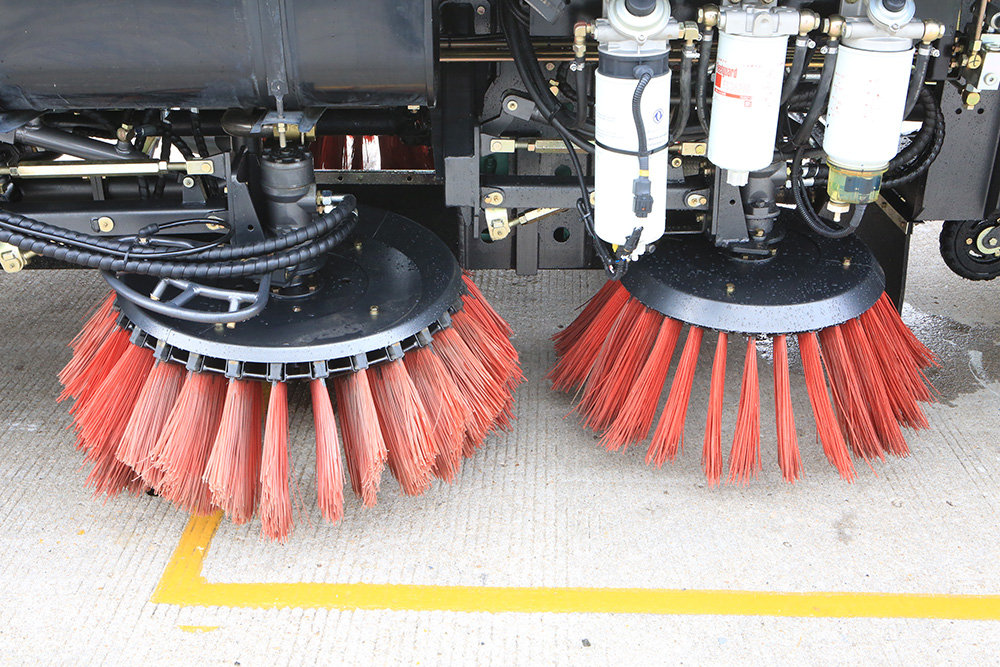 highway washing and sweeping vehicle