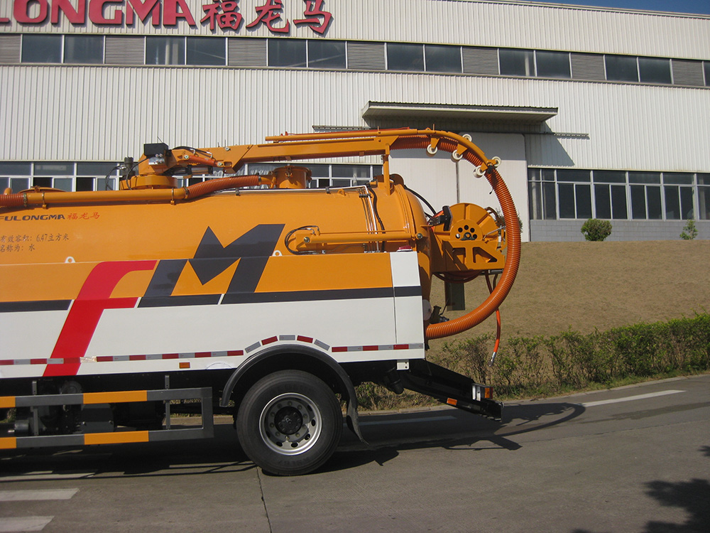 sewage cleaning and suction truck