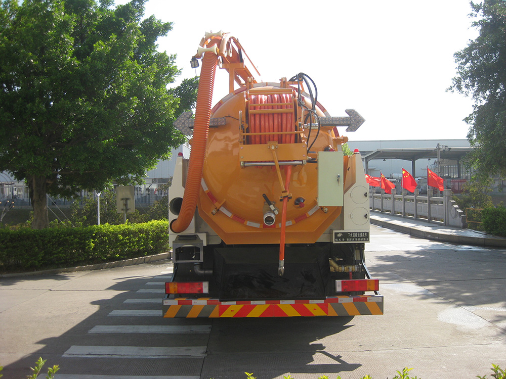 sewage cleaning and suction truck