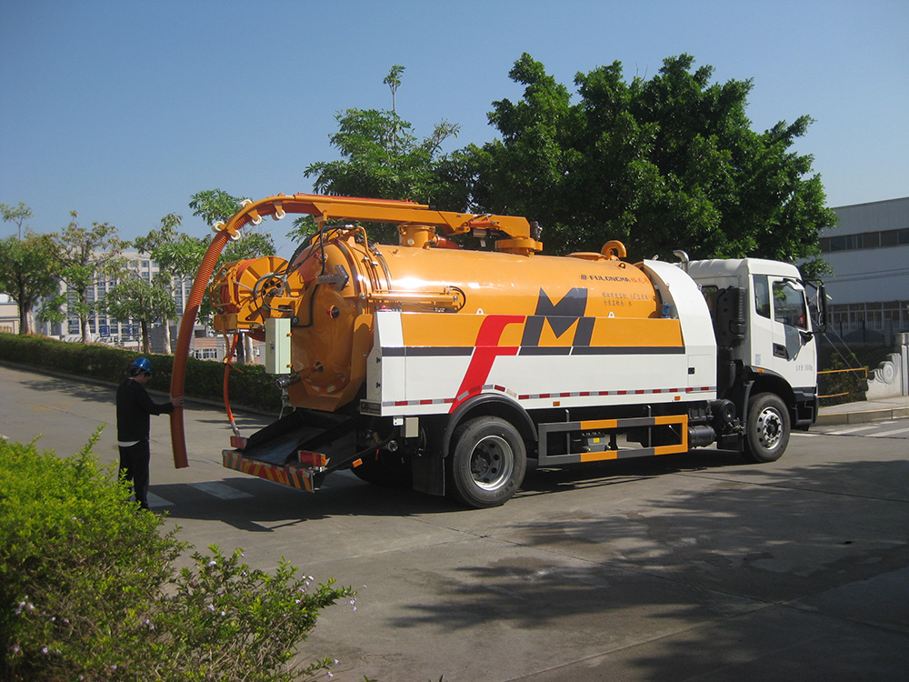 sewage cleaning and suction truck