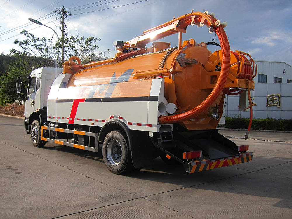 sewage cleaning and suction truck