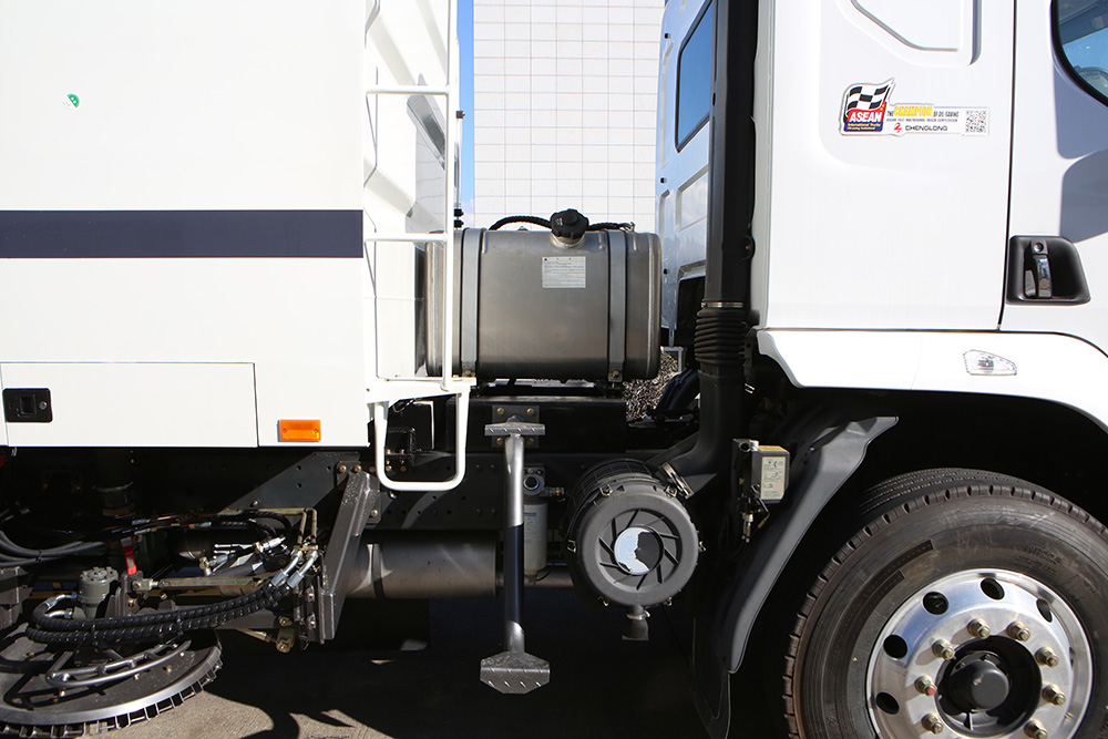 18-ton cleaning and sweeping truck