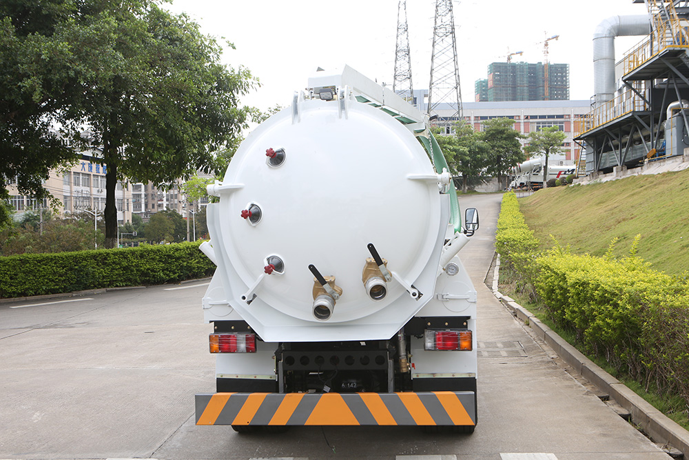 camion d'aspiration des eaux usées