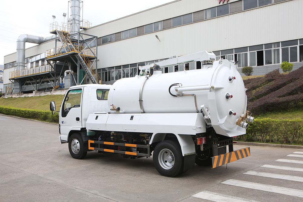 camion d'aspiration des eaux usées