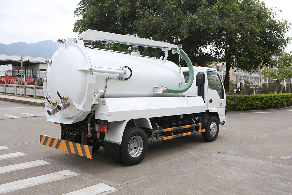 camion d'aspiration des eaux usées