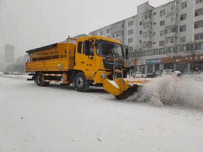 Blizzard soudain, FULONGMA a réagi rapidement pour déneiger et dégeler la ville