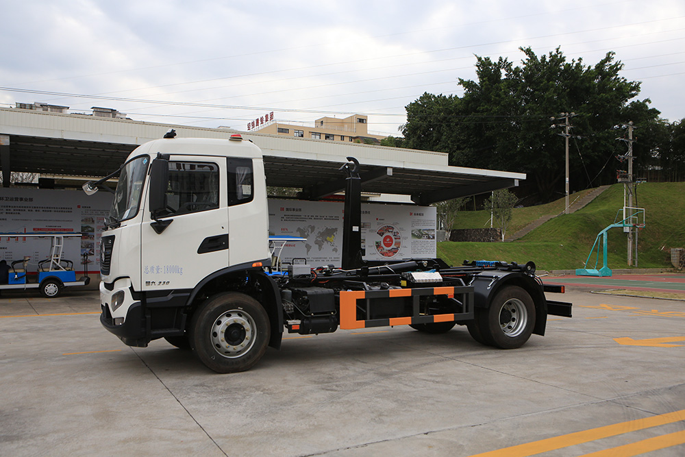 18-ton hook-lift garbage truck
