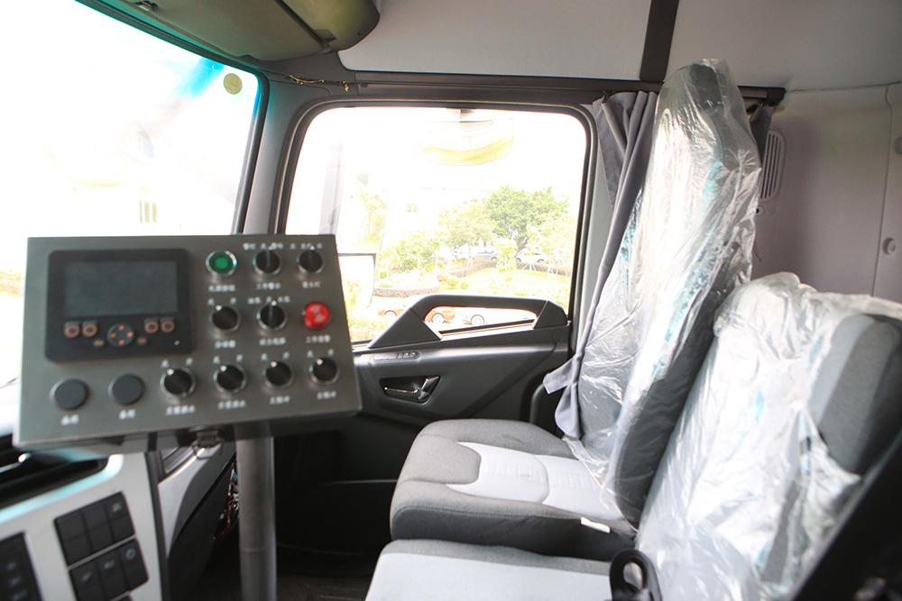 tunnel cleaning truck