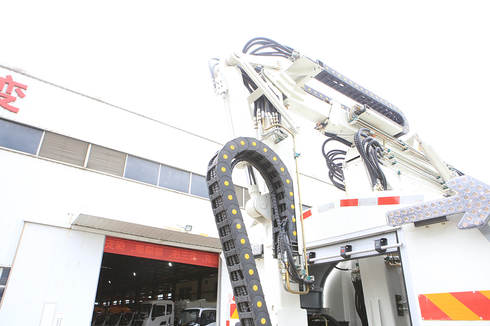 tunnel cleaning truck