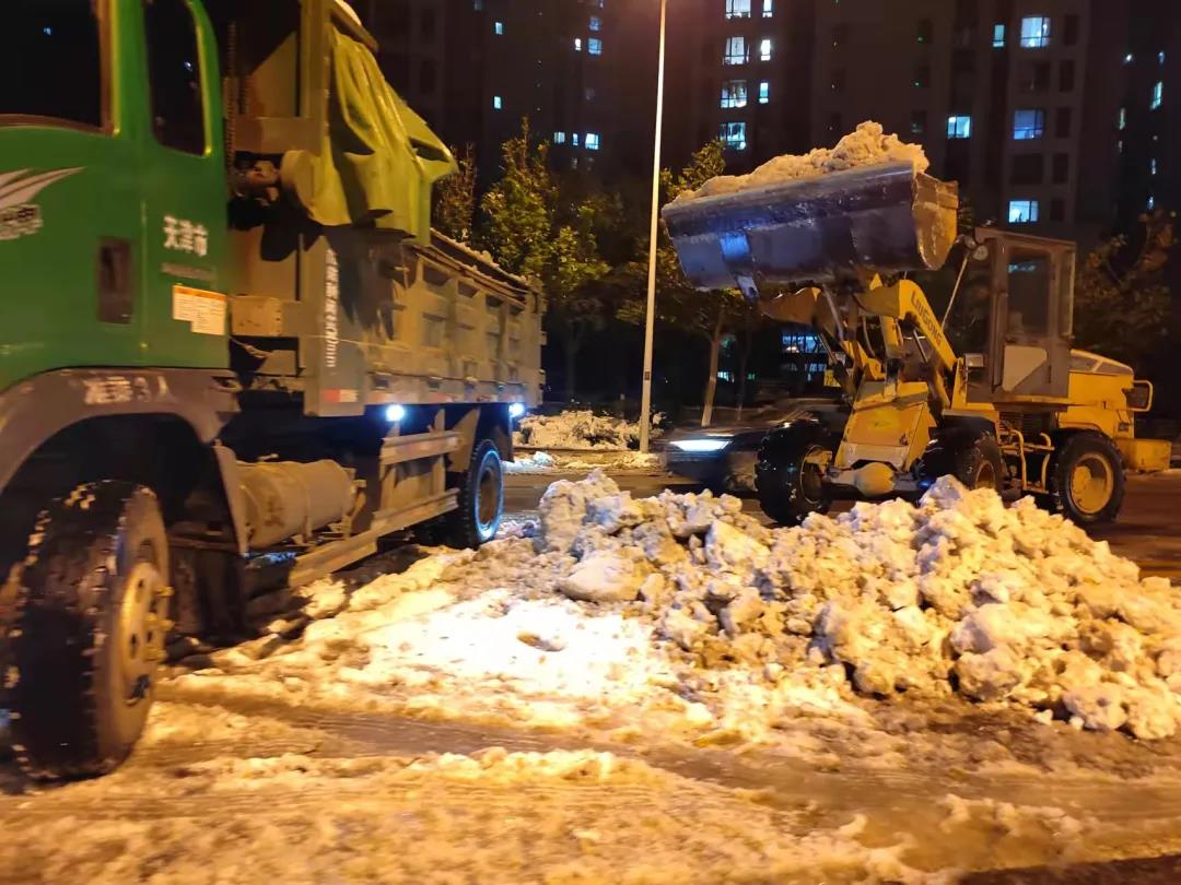 Blizzard soudain, FULONGMA a réagi rapidement pour déneiger et dégeler la ville