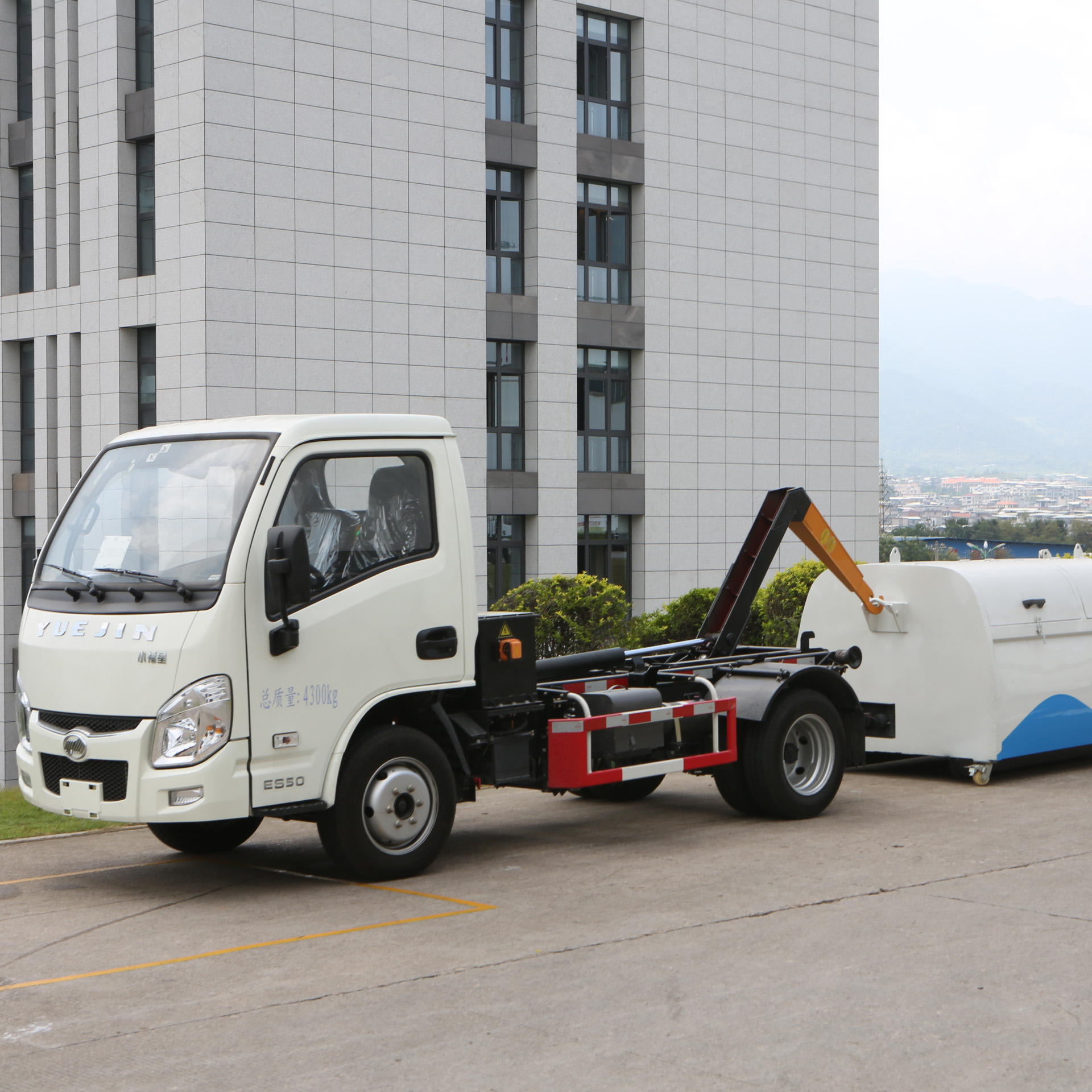 Configuration and working principle of FULONGMA pure electric hook arm garbage truck