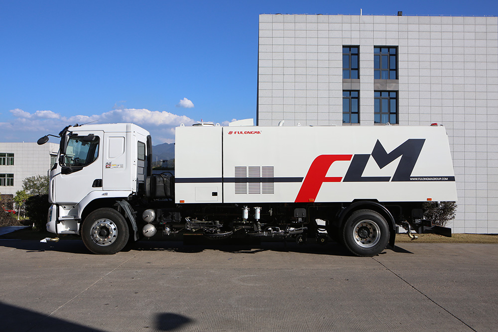 camion de lavage et de balayage