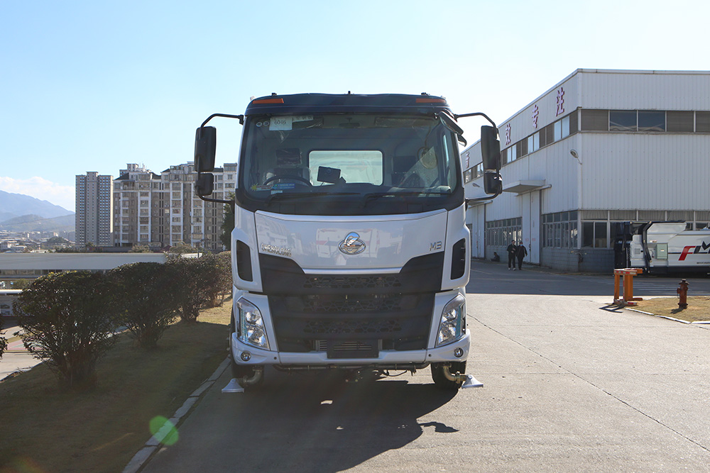 camion de lavage et de balayage