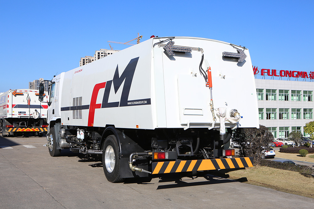 camion de lavage et de balayage