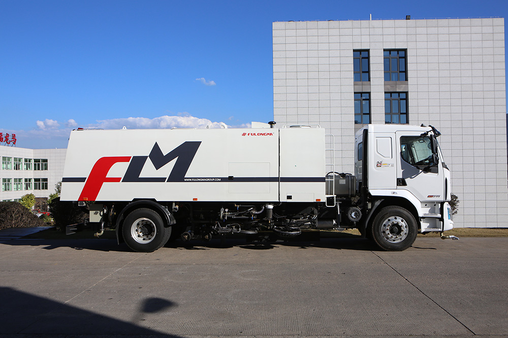 camion de lavage et de balayage