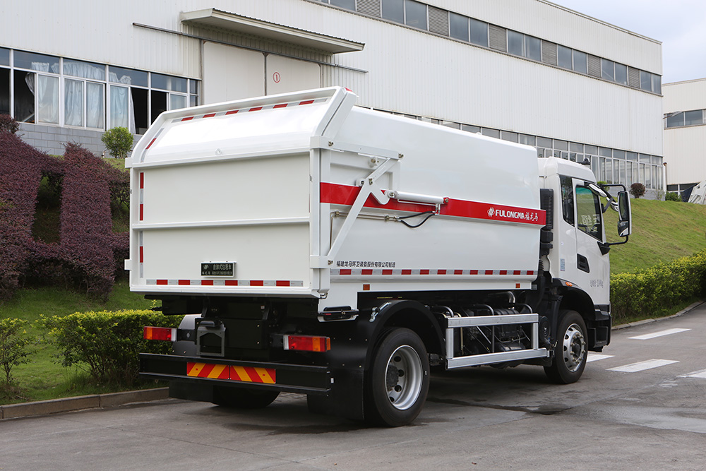 camion à ordures amarré