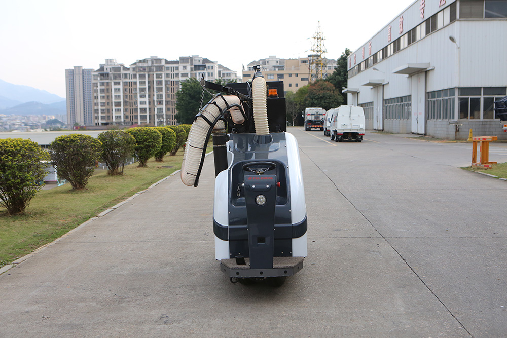 aspirateur de feuilles à conduite électrique