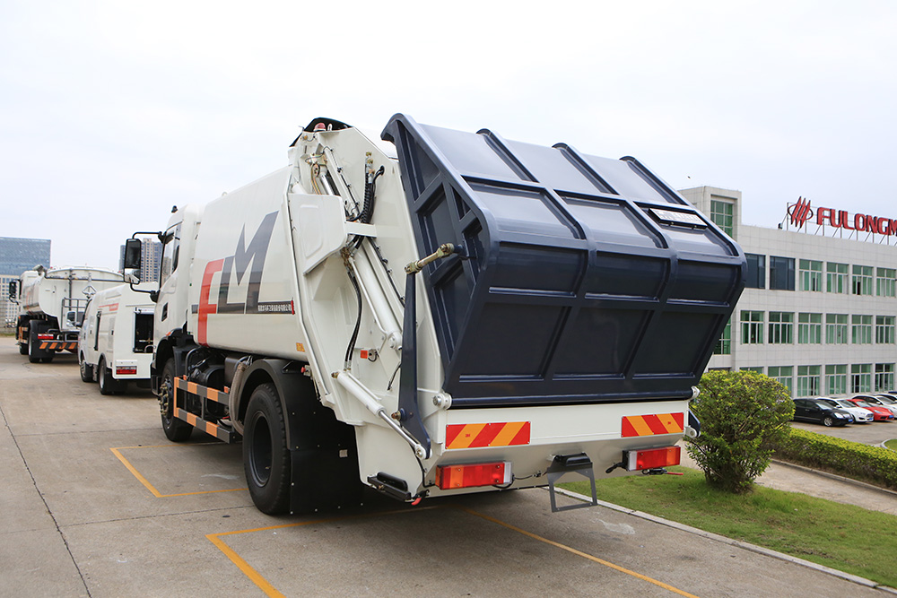 medium-sized 12-way compression garbage truck