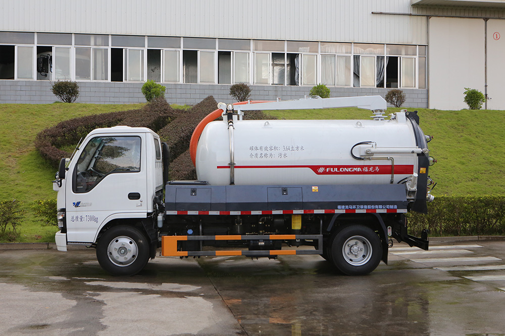 latest 7-ton manure suction truck