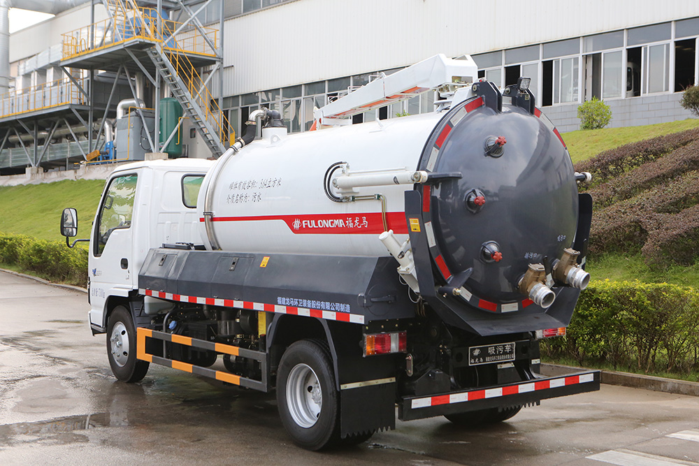 latest 7-ton manure suction truck