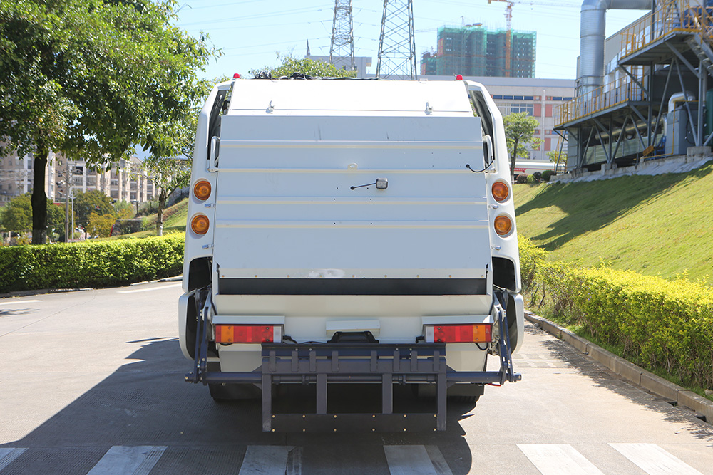 large 18-ton compression garbage truck