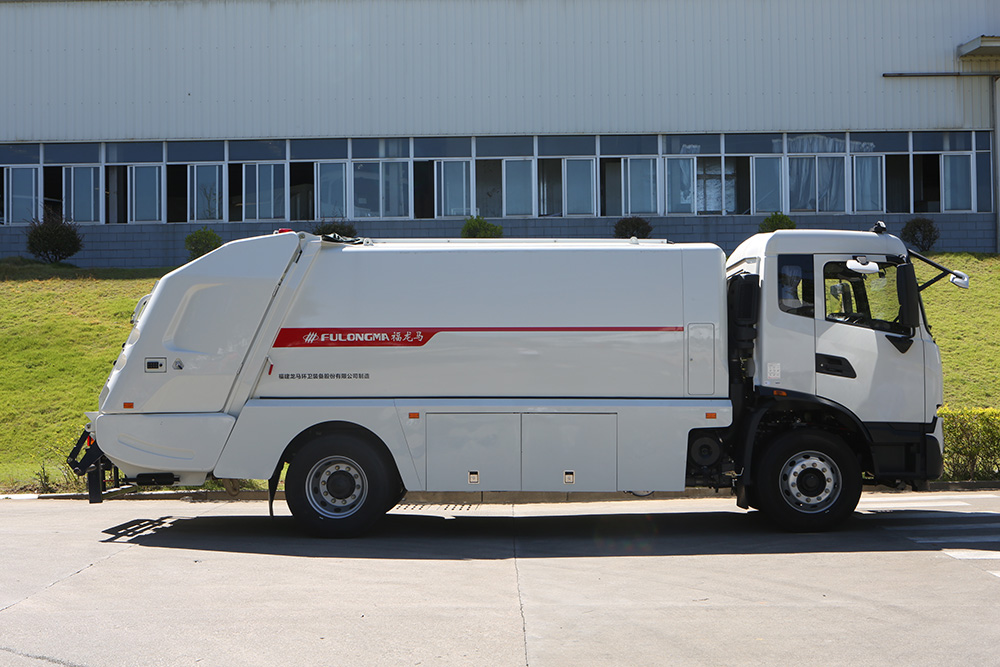 large 18-ton compression garbage truck