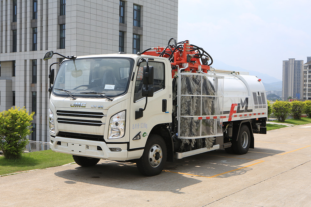 road guardrail cleaning vehicle