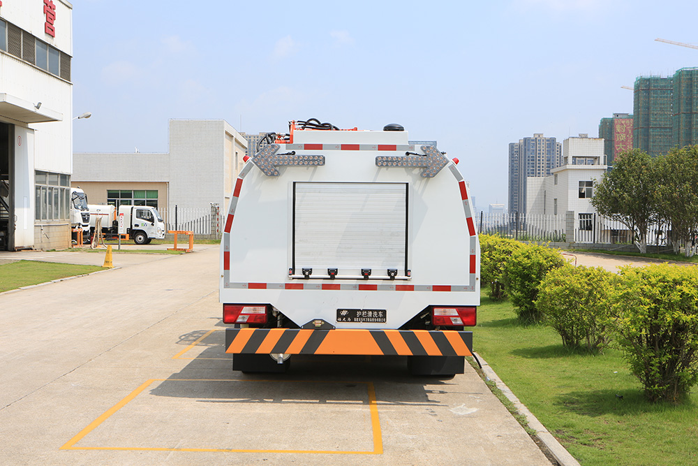 road guardrail cleaning vehicle