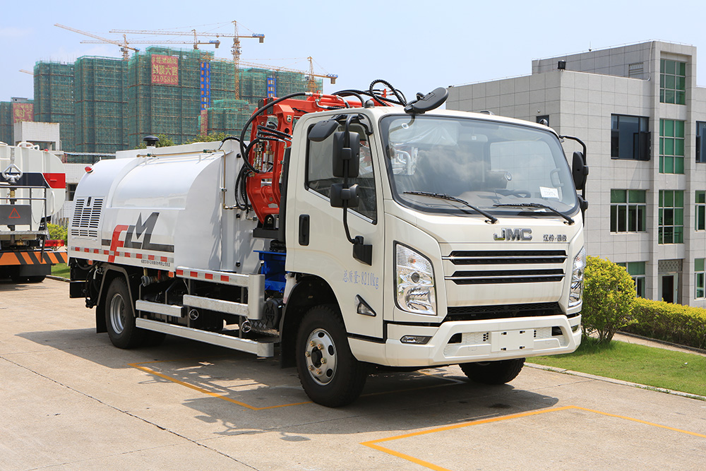 road guardrail cleaning vehicle