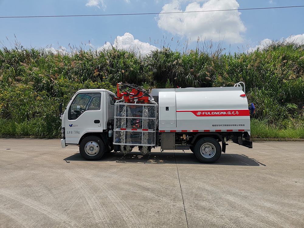 multifunctional road guardrail cleaning vehicle