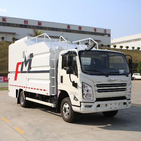 Garbage cans also have a shower room - Dustbin Cleaning Truck