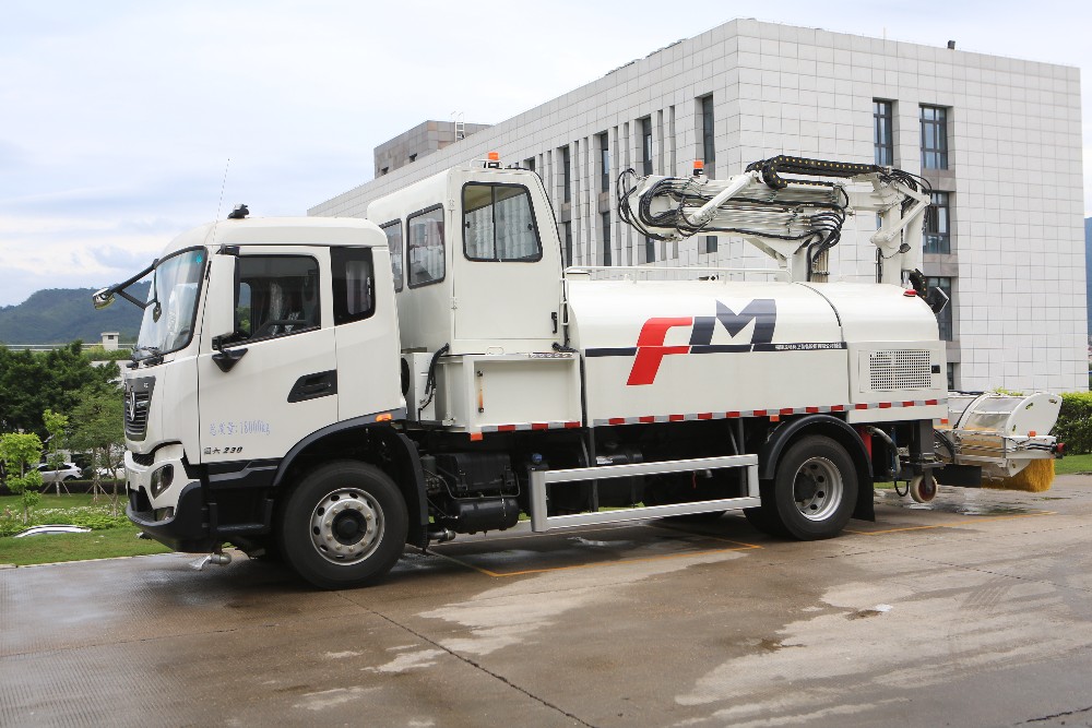 wall cleaning truck