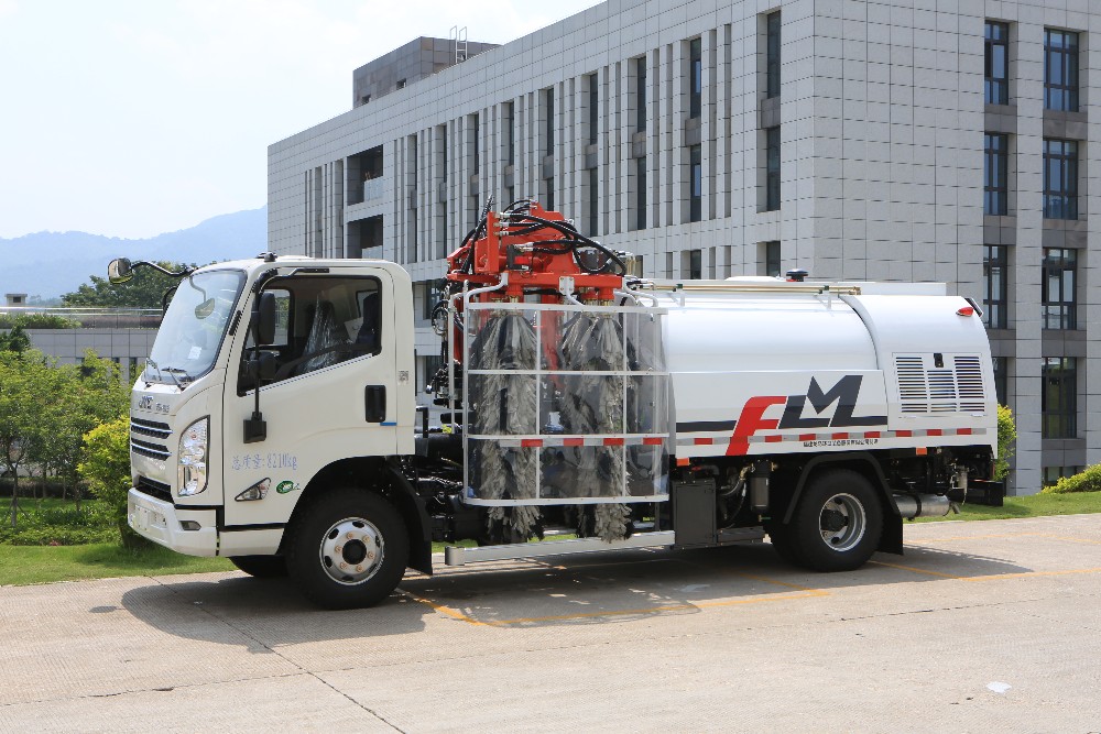 Guardrail cleaning truck 