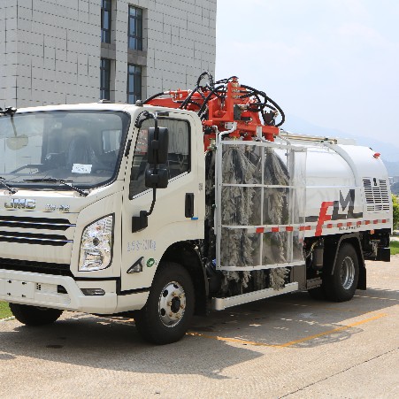 Leave the cleaning of guardrails to it - Guardrail cleaning truck