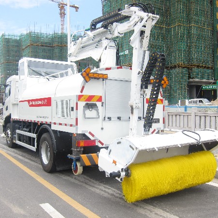 Give the city a brush-up, FULONGMA wall cleaning truck