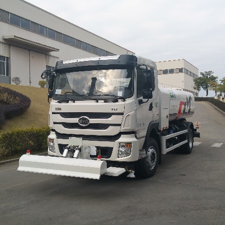 High-pressure Cleaning Truck - powerful dirt remover