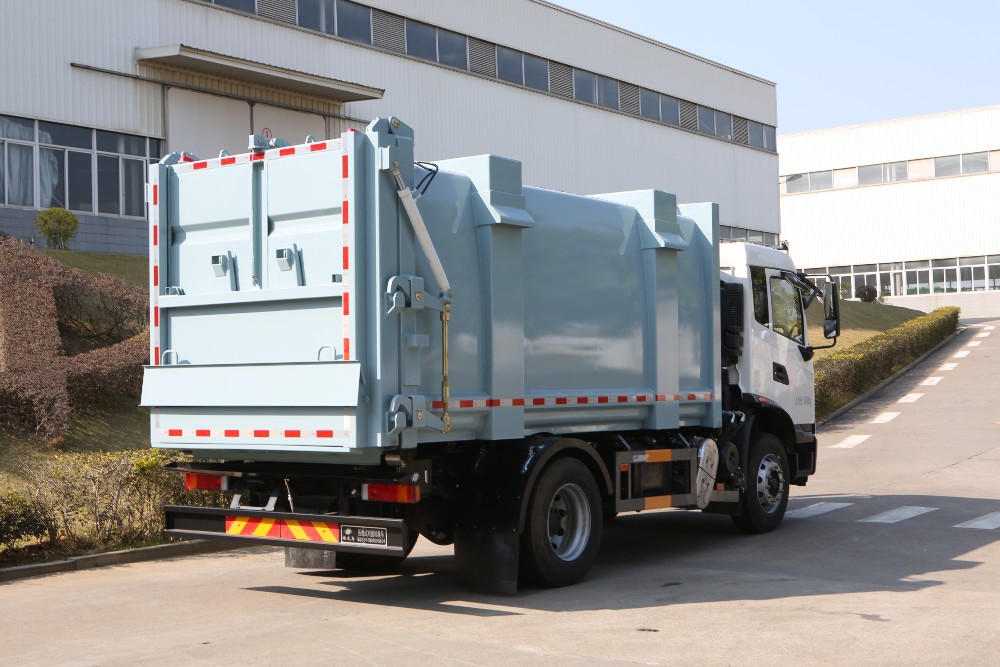 Docking Type Garbage Truck